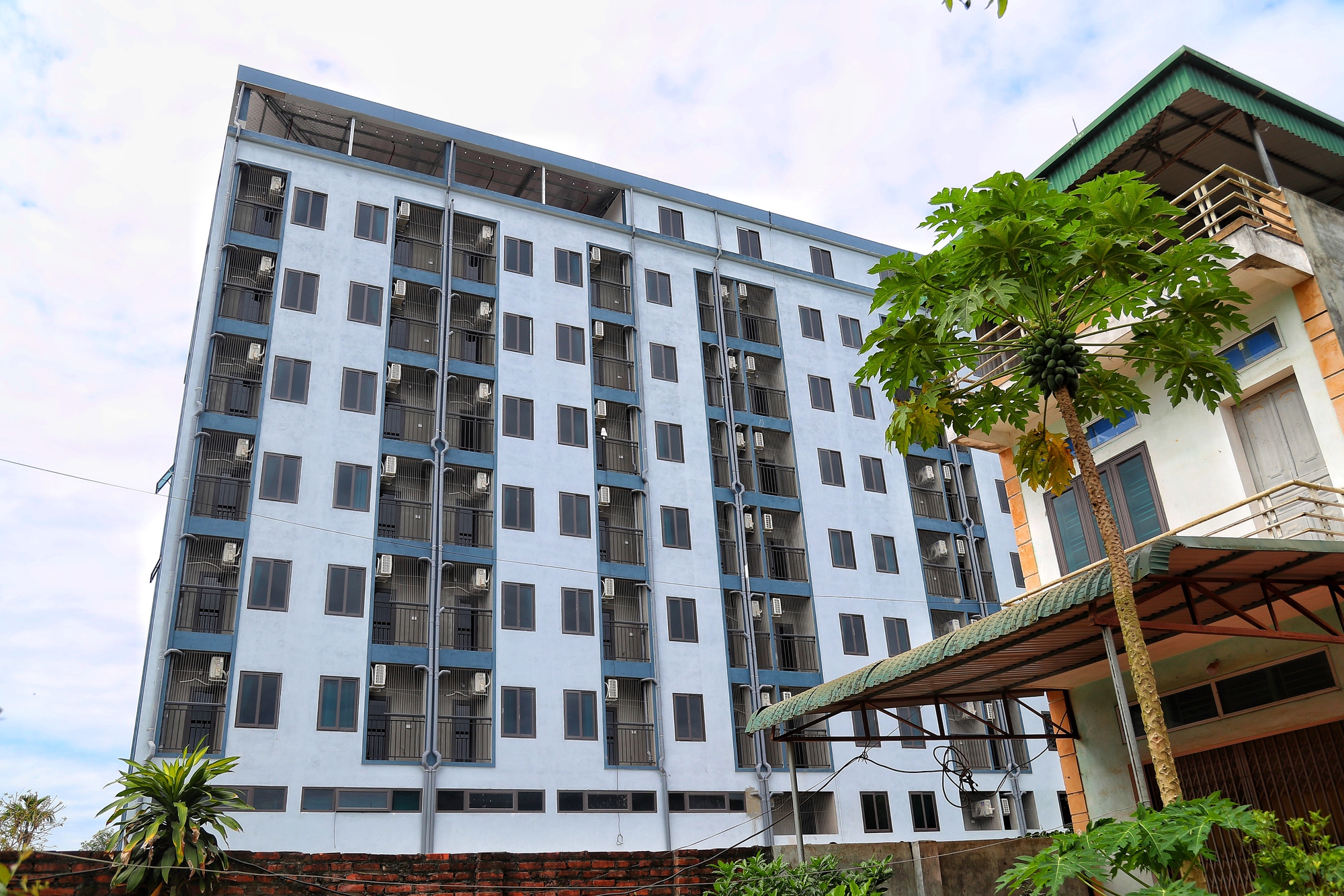 Cận cảnh chung cư mini ở Hà Nội xây vượt nhiều tầng bị 'tuýt còi' - Ảnh 6.