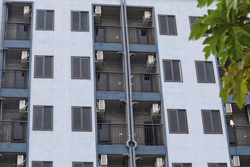 Cận cảnh chung cư mini ở Hà Nội xây vượt nhiều tầng bị 'tuýt còi' - Ảnh 2.
