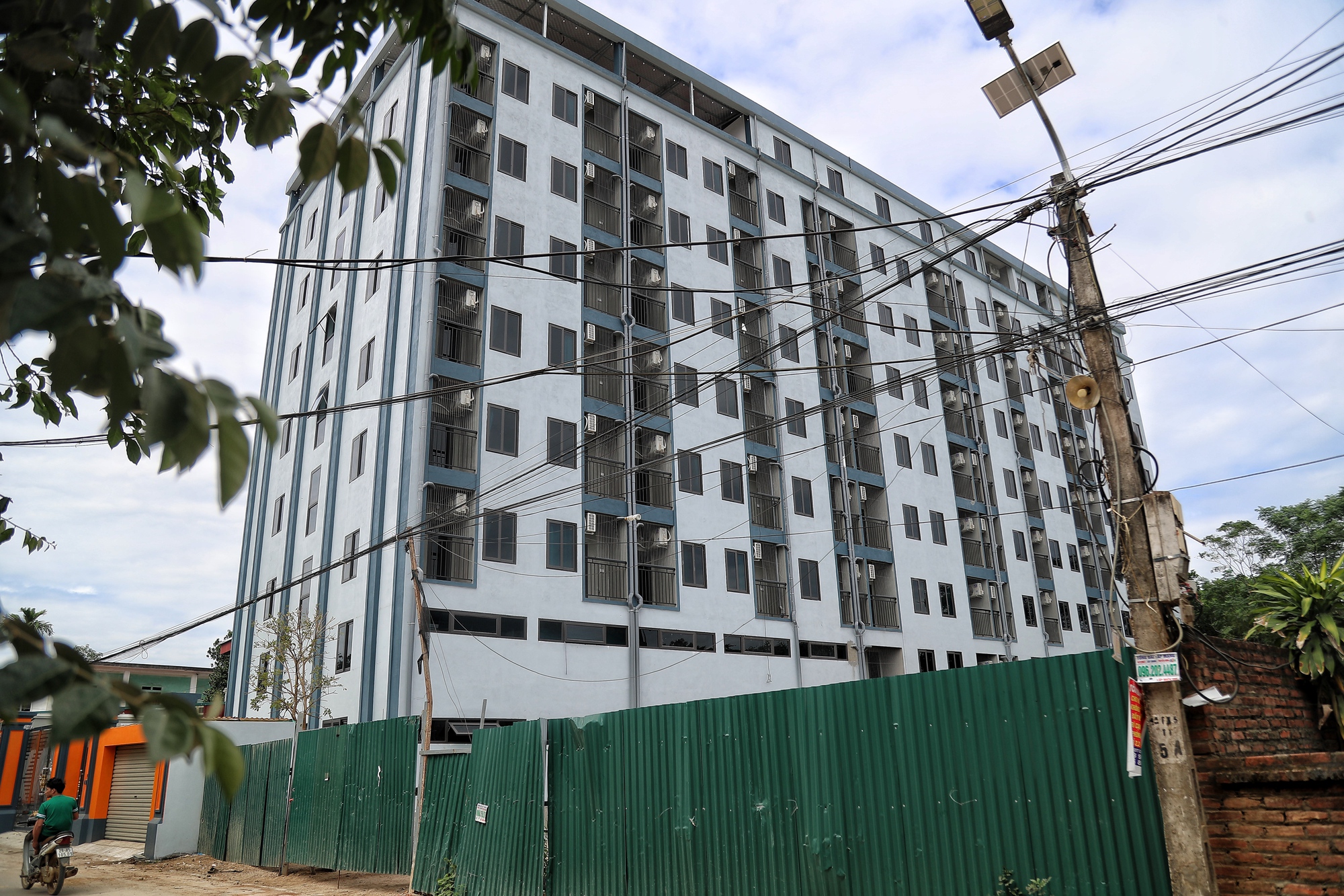 Cận cảnh chung cư mini ở Hà Nội xây vượt nhiều tầng bị 'tuýt còi' - Ảnh 3.