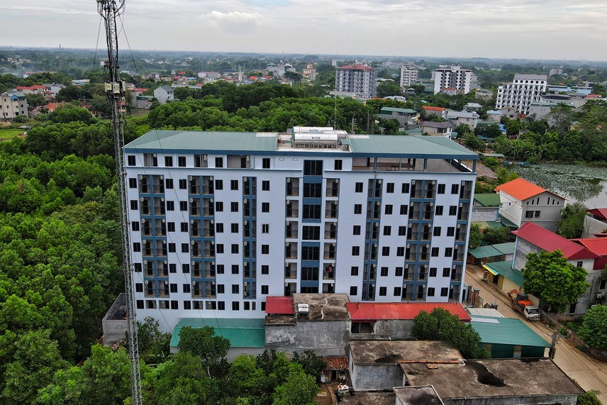 Cận cảnh chung cư mini ở Hà Nội xây vượt nhiều tầng bị 'tuýt còi' - Ảnh 1.