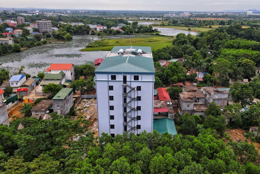 Cận cảnh chung cư mini ở Hà Nội xây vượt nhiều tầng bị 'tuýt còi' - Ảnh 9.