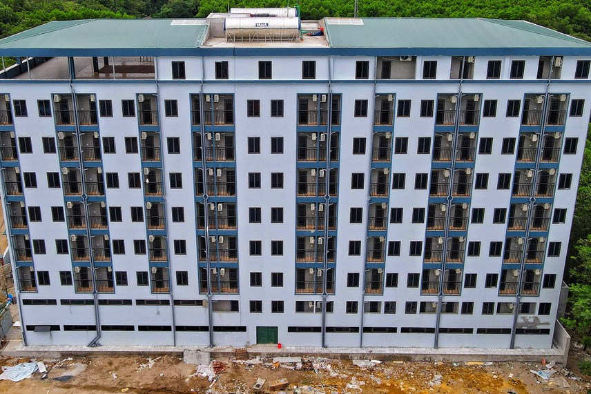 Cận cảnh chung cư mini ở Hà Nội xây vượt nhiều tầng bị 'tuýt còi' - Ảnh 5.