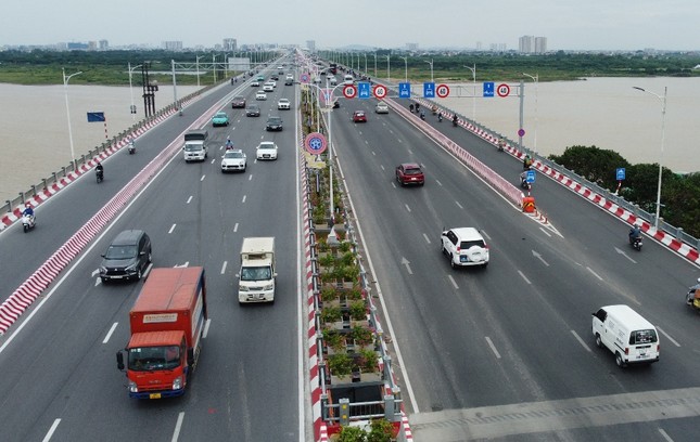 Phân luồng giao thông cho cầu Vĩnh Tuy được mở rộng hoàn thiện - Ảnh 1.