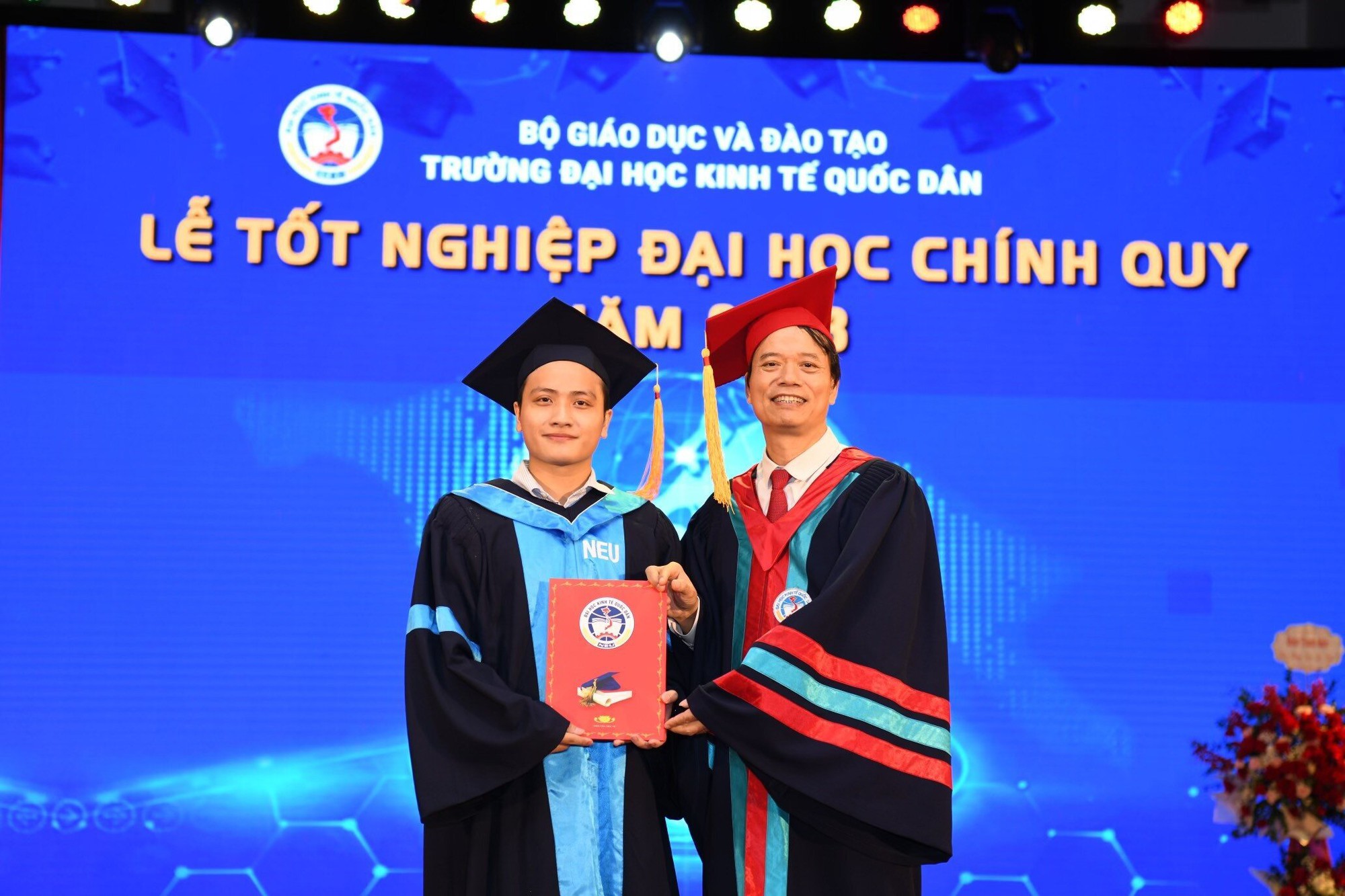 Vượt nghịch cảnh, thủ khoa ĐH Kinh tế Quốc dân được ví như 'thợ săn học bổng' - Ảnh 1.