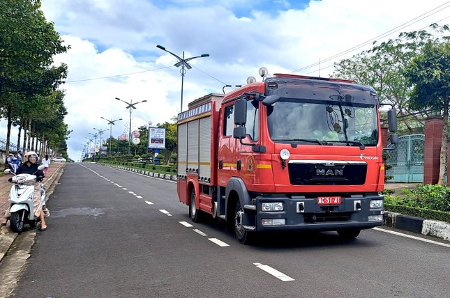 Cháy lớn gần Cảng hàng không Pleiku - Ảnh 3.