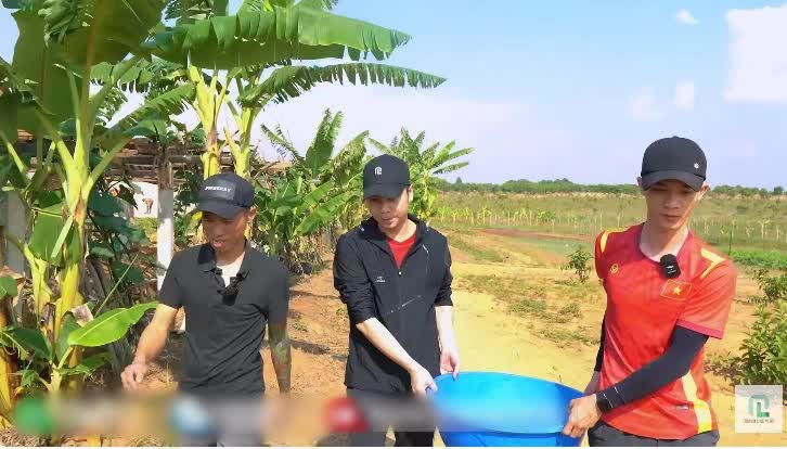 Quang Linh Vlog vừa qua châu Phi, nông trại đã &quot;có biến&quot;, hàng chục người nhảy xuống mương - Ảnh 1.