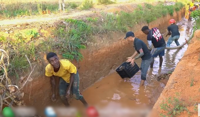 Quang Linh Vlog vừa qua châu Phi, nông trại đã &quot;có biến&quot;, hàng chục người nhảy xuống mương - Ảnh 2.