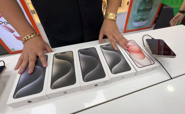 Khoa Pug bỏ nửa tỷ ra mua nguyên dàn iPhone 15 Pro Max đủ màu, đập hộp, bóc seal tại chỗ