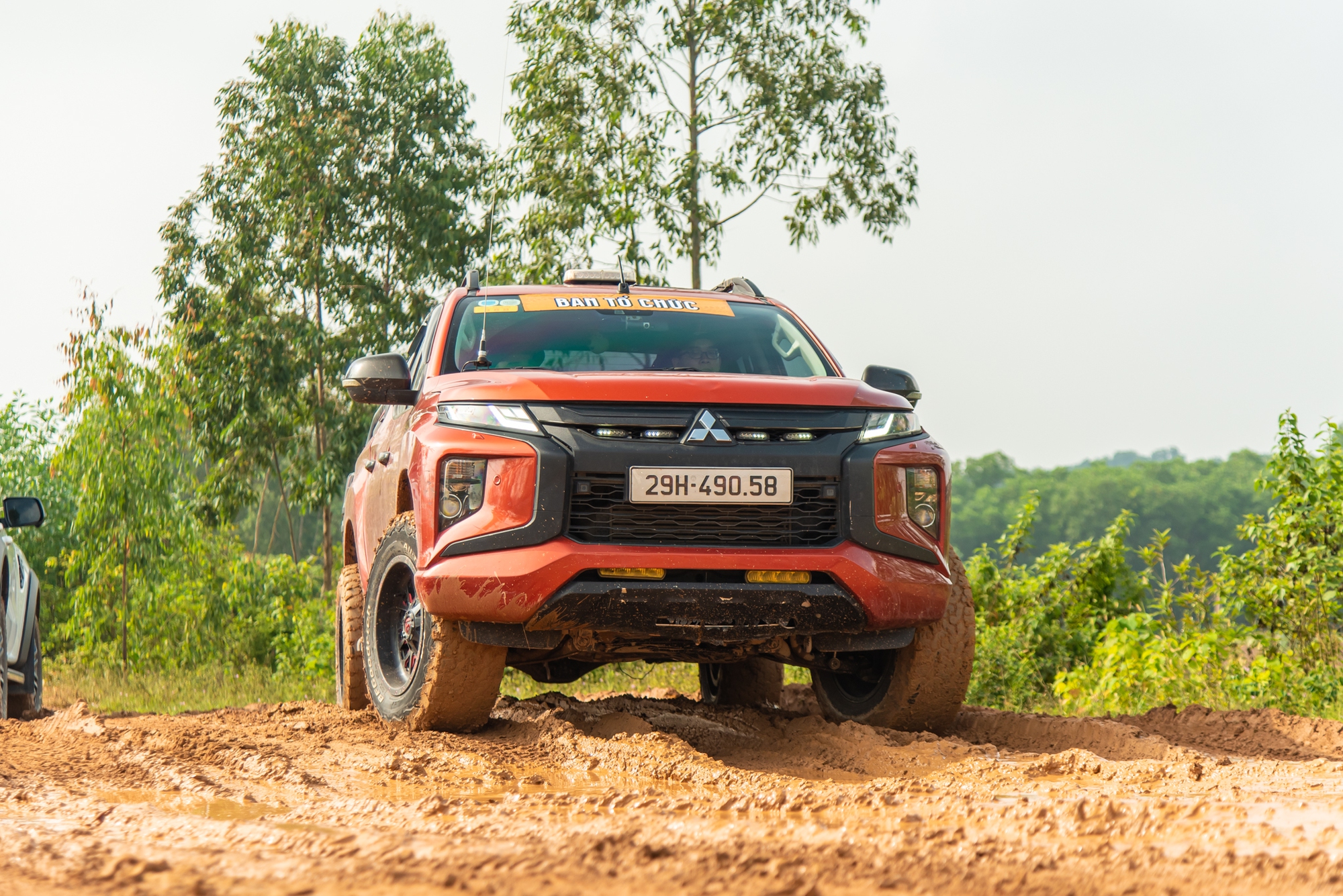 Dàn Mitsubishi Triton off-road ở Vĩnh Phúc: Thi đấu kịch tính trên đường thử xe tăng, lội bùn ngập hơn nửa bánh - Ảnh 4.