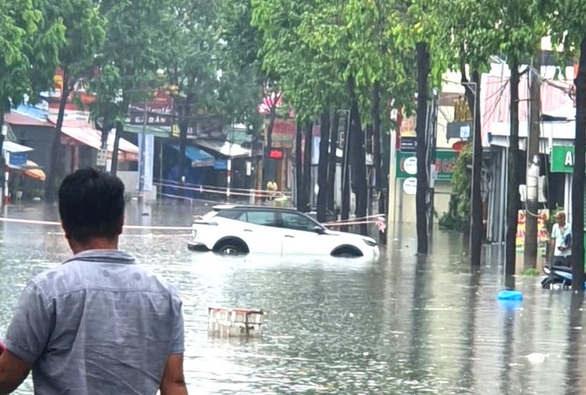 Ô tô, xe máy... 'đứng hình' trong cơn mưa lớn ở Bình Dương - Ảnh 2.