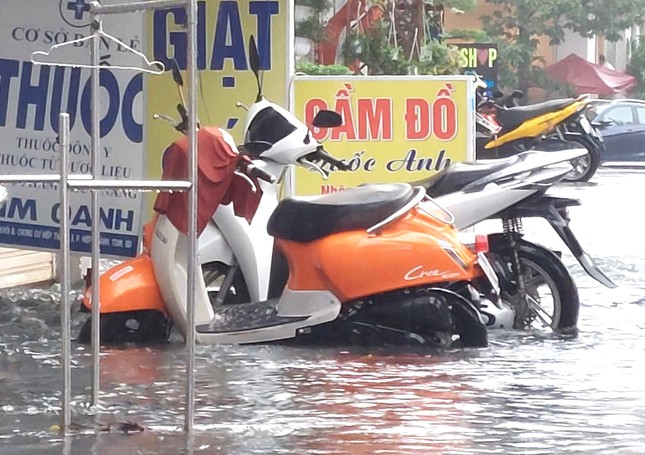 Ô tô, xe máy... 'đứng hình' trong cơn mưa lớn ở Bình Dương - Ảnh 5.