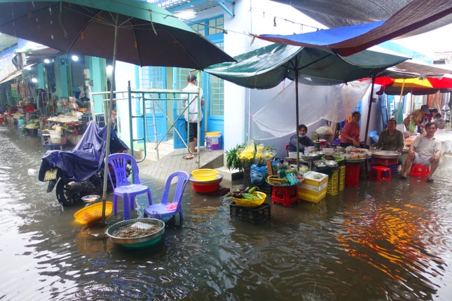 Tiểu thương khóc ròng sau cơn mưa tầm tã nhiều giờ ở TPHCM - Ảnh 10.