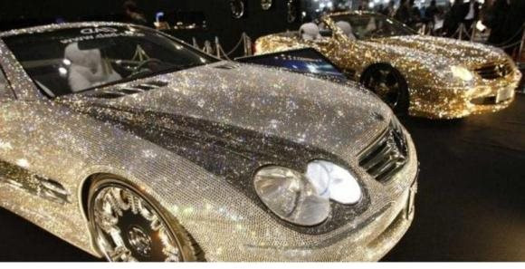 Cuộc sống “toàn mùi tiền” của phu nhân tỷ phú giàu nhất Ấn Độ: Sở hữu siêu xe gắn 30.000 viên kim cương, dùng son môi hơn 1 tỷ đồng, món quà từ chồng càng gây choáng - Ảnh 3.