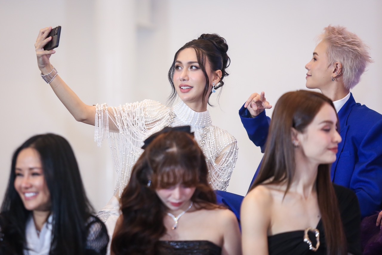 1 nghệ sĩ trở thành "tâm điểm" chú ý khi diện trang phục lấp lánh đính đầy đá quý, visual sang chảnh trong họp báo - Ảnh 2.