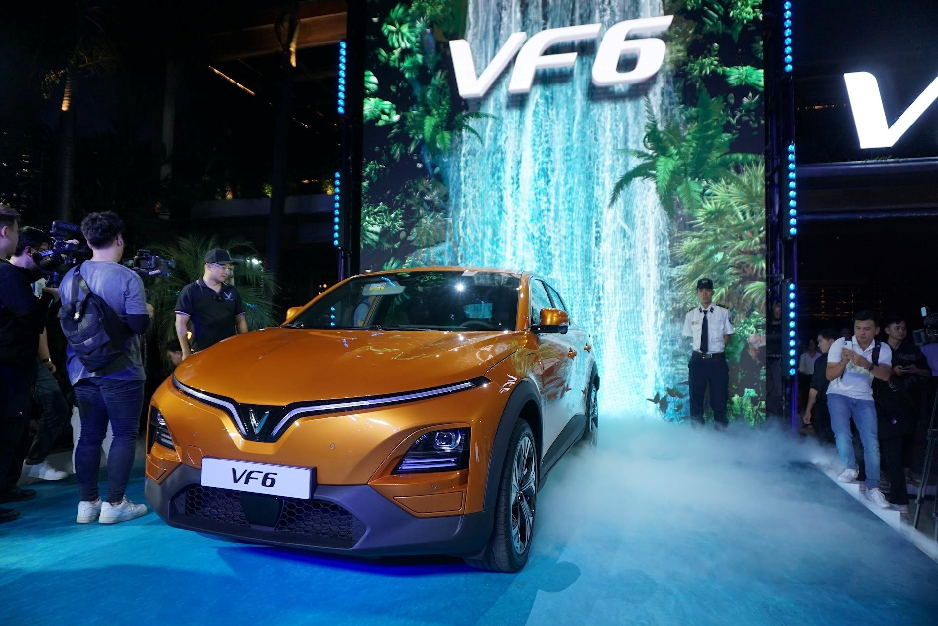 VinFast chính thức mở cọc xe điện VF6: Giá từ 675 triệu, ưu đãi 20 triệu - chi phí di chuyển chưa đến 500 đồng/km - Ảnh 1.