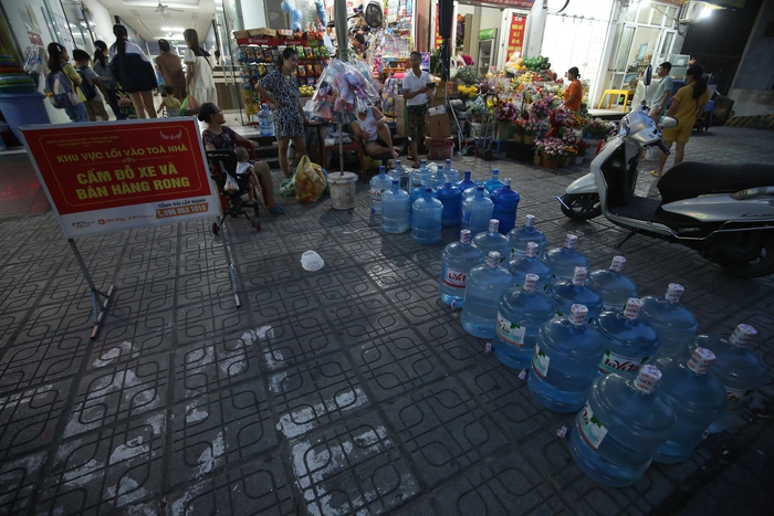 Cuộc sống đảo lộn vì mất nước suốt nhiều ngày tại Khu đô thị Thanh Hà: Người dân cầm cự bằng từng bình nước đi xin - Ảnh 5.