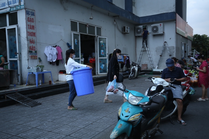 Cuộc sống đảo lộn vì mất nước suốt nhiều ngày tại Khu đô thị Thanh Hà: Người dân cầm cự bằng từng bình nước đi xin - Ảnh 3.