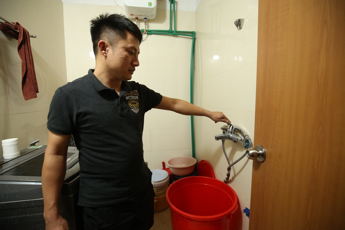 Cuộc sống đảo lộn vì mất nước suốt nhiều ngày tại Khu đô thị Thanh Hà: Người dân cầm cự bằng từng bình nước đi xin - Ảnh 15.