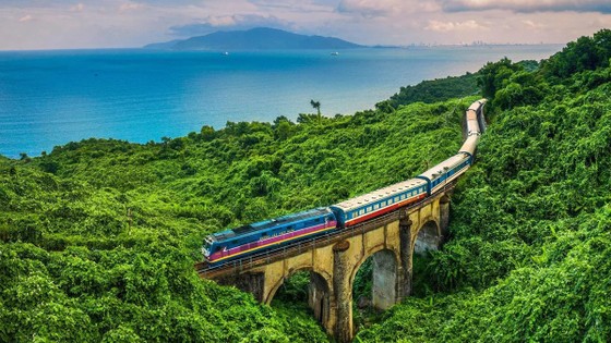 Đường sắt Bắc - Nam của Việt Nam là tuyến đường sắt đẹp nhất thế giới - Ảnh 1.