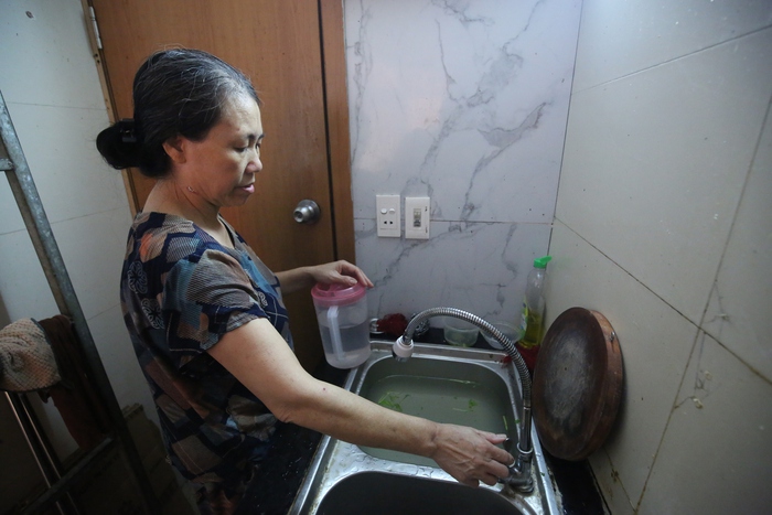 Cuộc sống đảo lộn vì mất nước suốt nhiều ngày tại Khu đô thị Thanh Hà: Người dân cầm cự bằng từng bình nước đi xin - Ảnh 9.