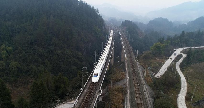 Huy động 50.000 người, khoan 159 đường hầm, bắc 253 cây cầu ‘xuyên’ hàng loạt ngọn núi, Trung Quốc gây chấn động với tổ hợp 'đi lại’ đắt đỏ, ‘lát’ hơn 200 tỷ đồng cho từng km - Ảnh 1.