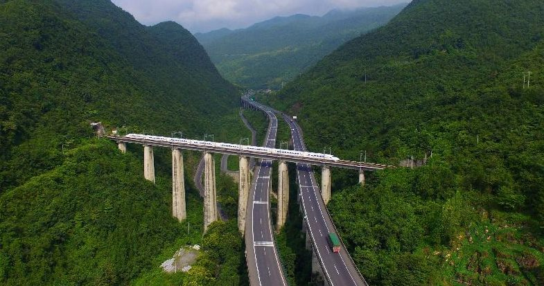 Huy động 50.000 người, khoan 159 đường hầm, bắc 253 cây cầu ‘xuyên’ hàng loạt ngọn núi, Trung Quốc gây chấn động với tổ hợp 'đi lại’ đắt đỏ, ‘lát’ hơn 200 tỷ đồng cho từng km - Ảnh 2.