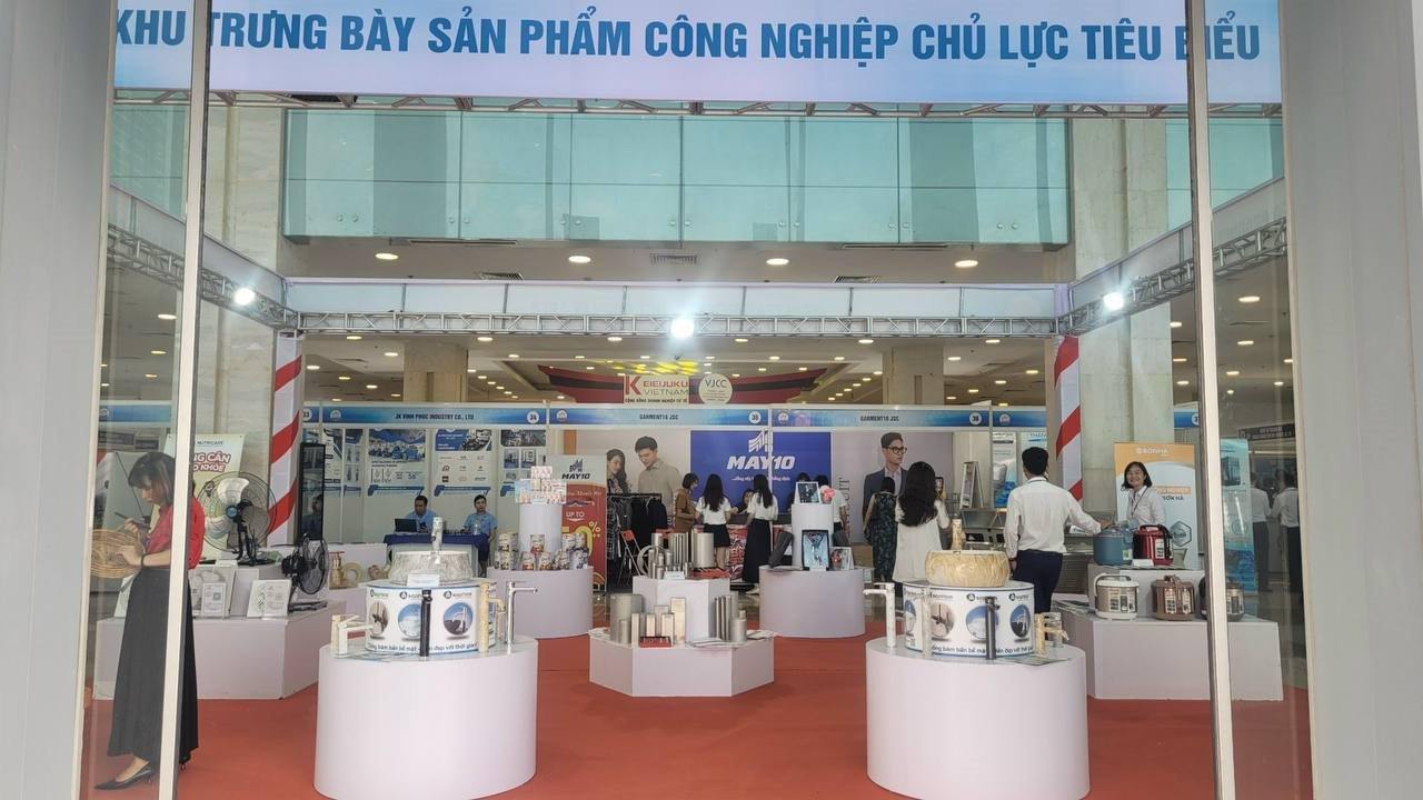 Nhiều sản phẩm công nghiệp sáng tạo thu hút khách tham quan tại hội chợ Việt Nam - Nhật Bản - Ảnh 1.