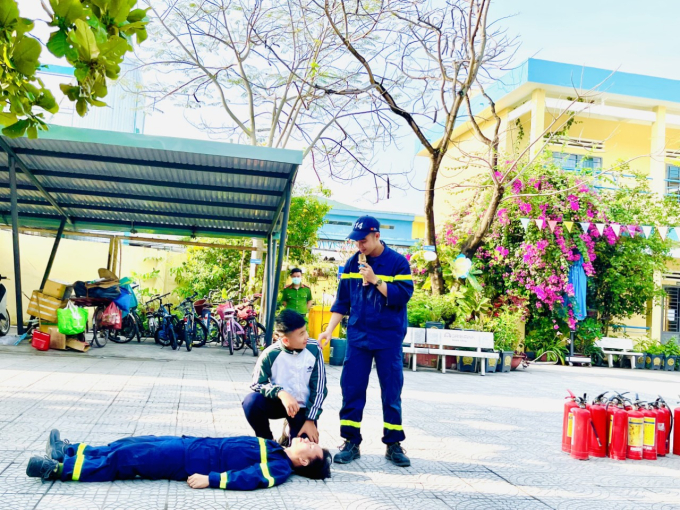 Thủ khoa trường Phòng cháy Chữa cháy được UBND Hà Nội vinh danh: Thăng hàm sớm 1 năm, tâm sự điều sợ nhất khi làm nghề - Ảnh 3.