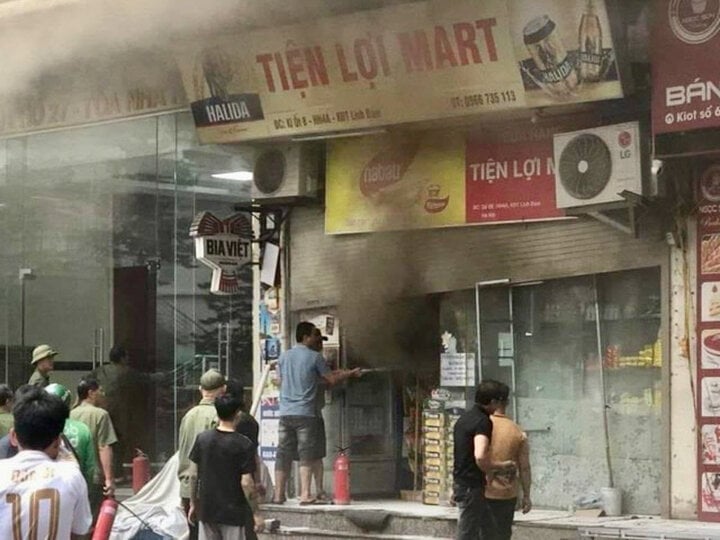 Hà Nội: Cháy cửa hàng tiện lợi ở chung cư Linh Đàm, nghi do chập điện - Ảnh 1.
