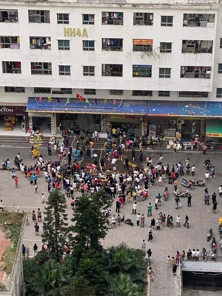 Hà Nội: Cháy cửa hàng tiện lợi ở chung cư Linh Đàm, nghi do chập điện - Ảnh 2.