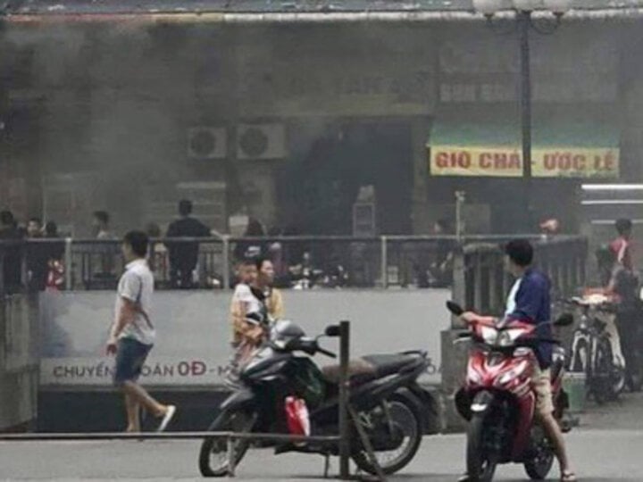Hà Nội: Cháy cửa hàng tiện lợi ở chung cư Linh Đàm, nghi do chập điện - Ảnh 3.