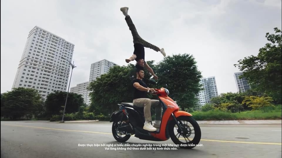 Dat Bike tung video quảng bá xe máy mới, diễn viên không đội mũ bảo hiểm - Ảnh 5.