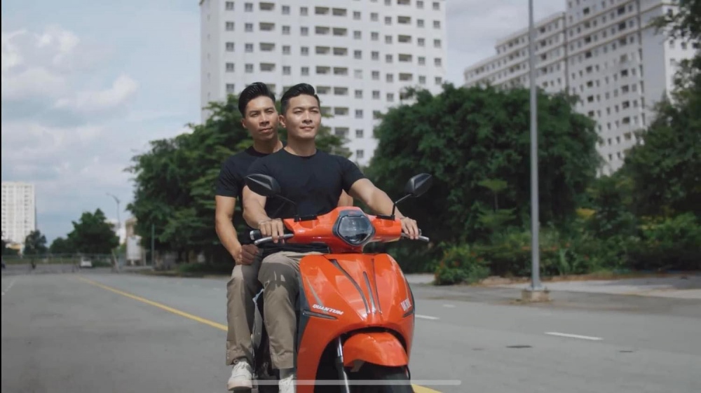 Dat Bike tung video quảng bá xe máy mới, diễn viên không đội mũ bảo hiểm - Ảnh 3.