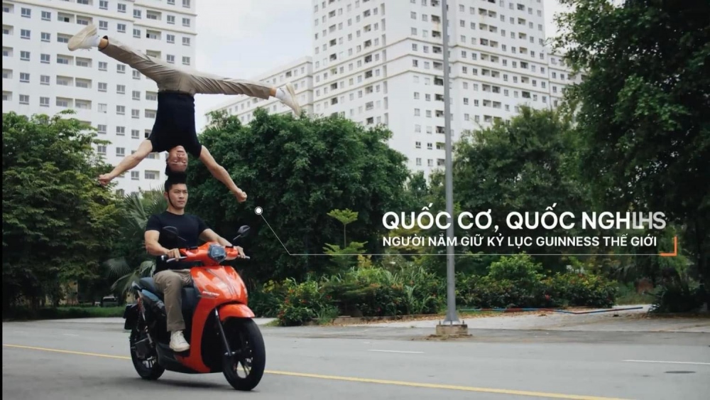 Dat Bike tung video quảng bá xe máy mới, diễn viên không đội mũ bảo hiểm - Ảnh 2.