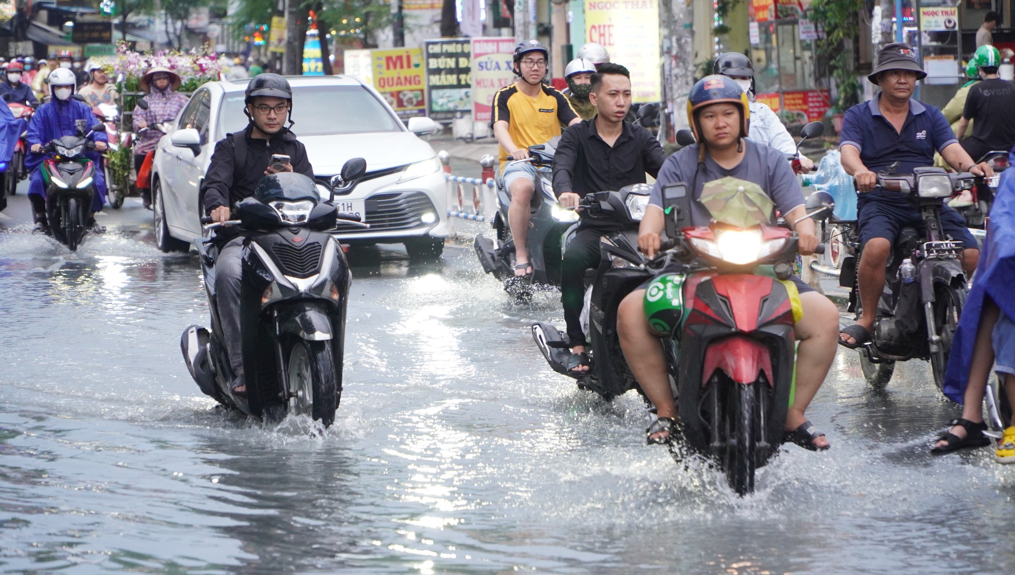 Chiều cuối tuần mưa lớn, TP HCM ngập nhiều nơi - Ảnh 3.