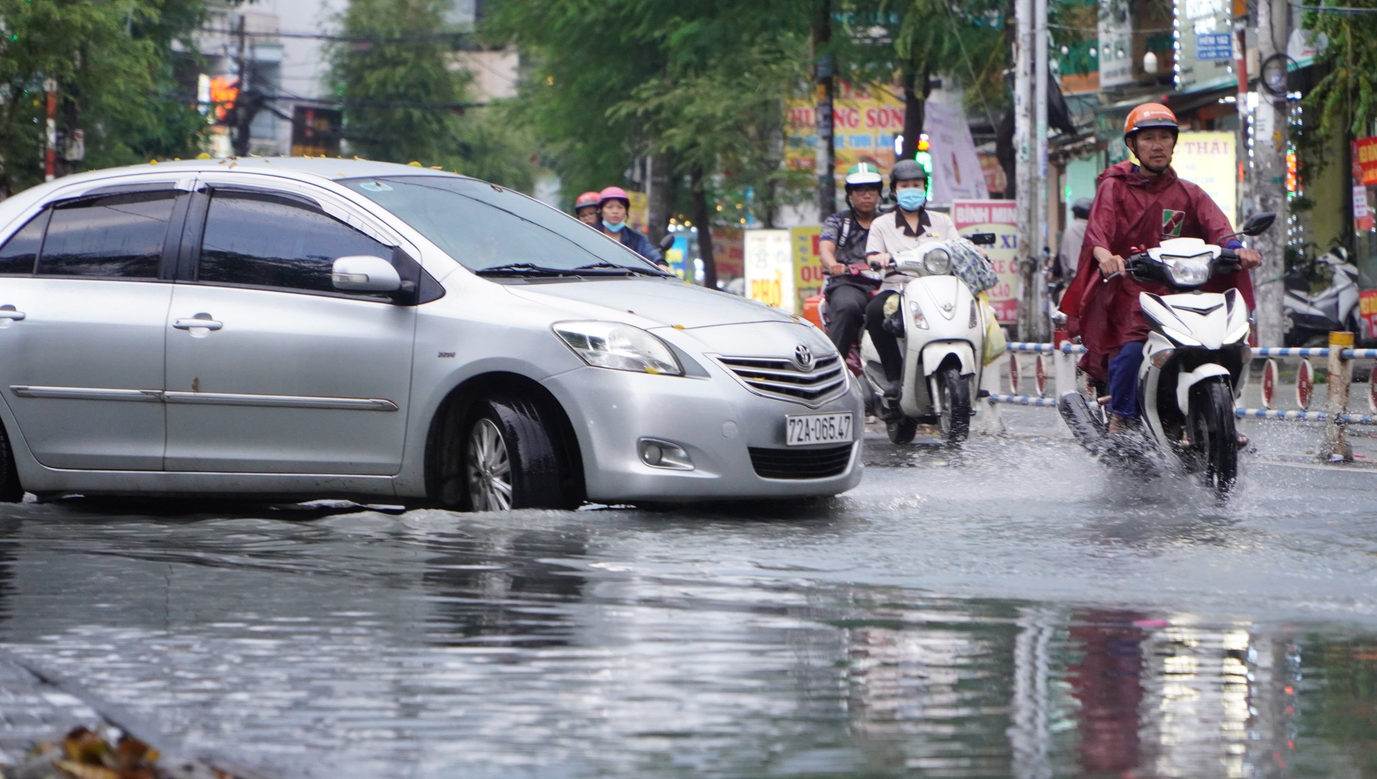 Chiều cuối tuần mưa lớn, TP HCM ngập nhiều nơi - Ảnh 4.