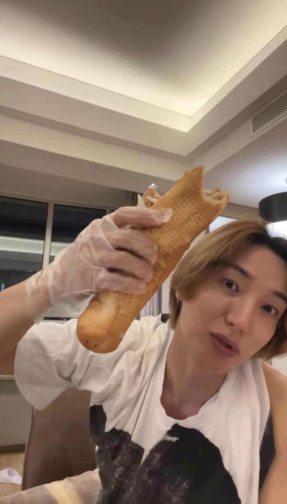 Lee Teuk (Super Junior) tìm ăn món bánh mì đắt đỏ tại TP.HCM, là thương hiệu có &quot;drama xẻ đôi&quot; đình đám - Ảnh 5.