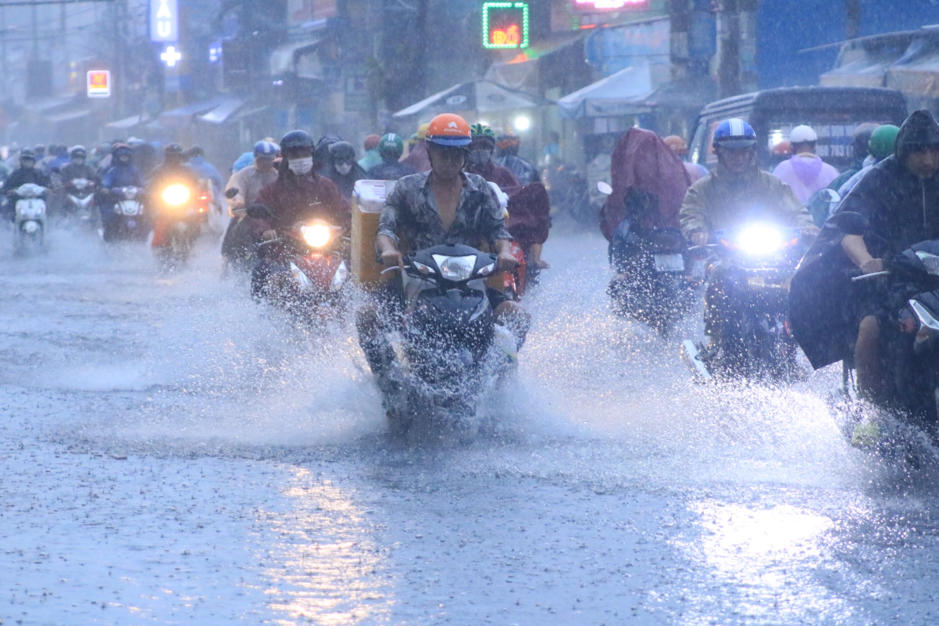 Chiều cuối tuần mưa lớn, TP HCM ngập nhiều nơi - Ảnh 15.