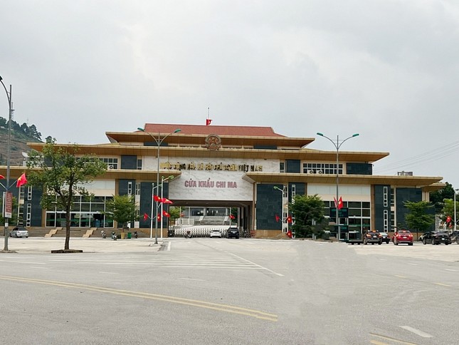 Hơn 1.000 xe hàng hóa qua cửa khẩu Lạng Sơn - Trung Quốc mỗi ngày - Ảnh 1.