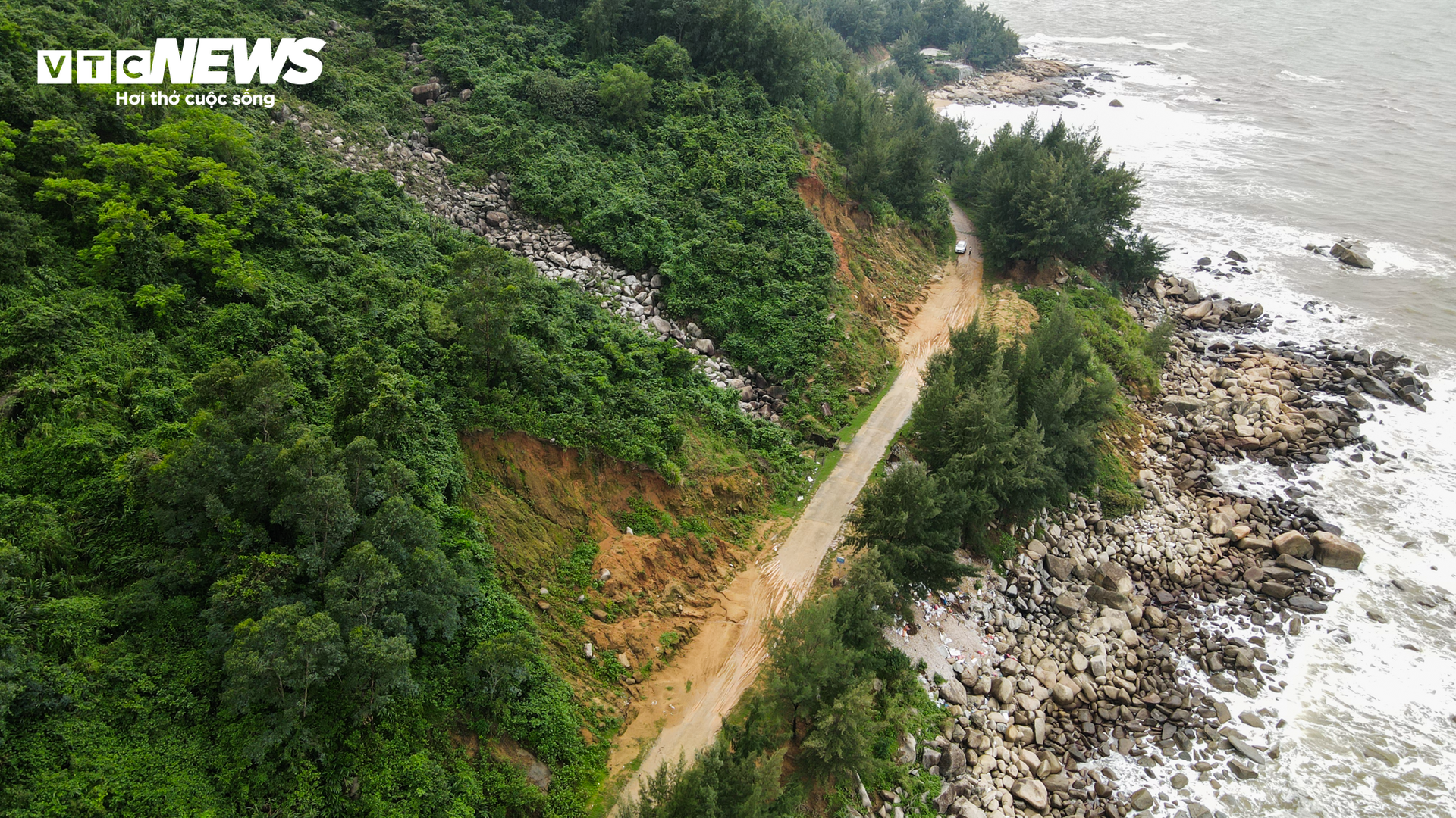 Hàng trăm khối đá chực chờ sạt lở, nuốt chửng đường quốc phòng ven biển Hà Tĩnh - Ảnh 2.