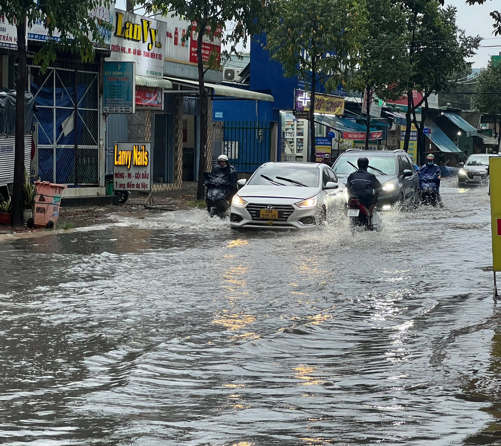 Chiều cuối tuần mưa lớn, TP HCM ngập nhiều nơi - Ảnh 2.