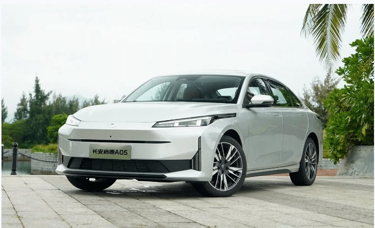 Mẫu sedan hybrid 'nhìn là mê' đối đầu Kia K3: Giá từ 300 triệu đồng, tiêu thụ chưa đến 1lít/100 km - Ảnh 1.