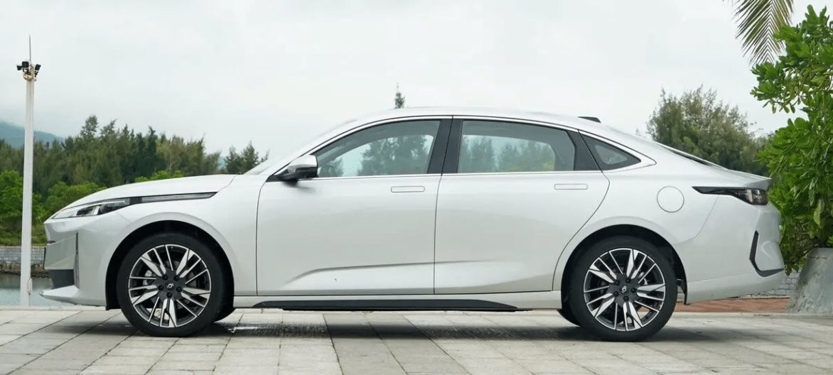 Mẫu sedan hybrid 'nhìn là mê' đối đầu Kia K3: Giá từ 300 triệu đồng, tiêu thụ chưa đến 1lít/100 km - Ảnh 2.