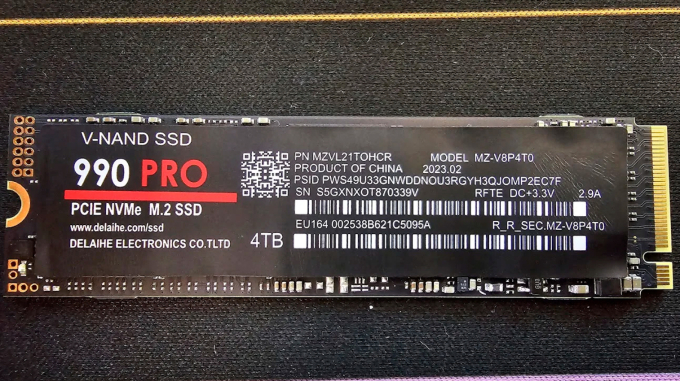 Vừa ra mắt, ổ SSD đầu bảng của Samsung đã có hàng nhái: Thiết kế giống hệt, giá rẻ hơn 7 lần nhưng tốc độ cũng...chậm hơn 7 lần - Ảnh 2.