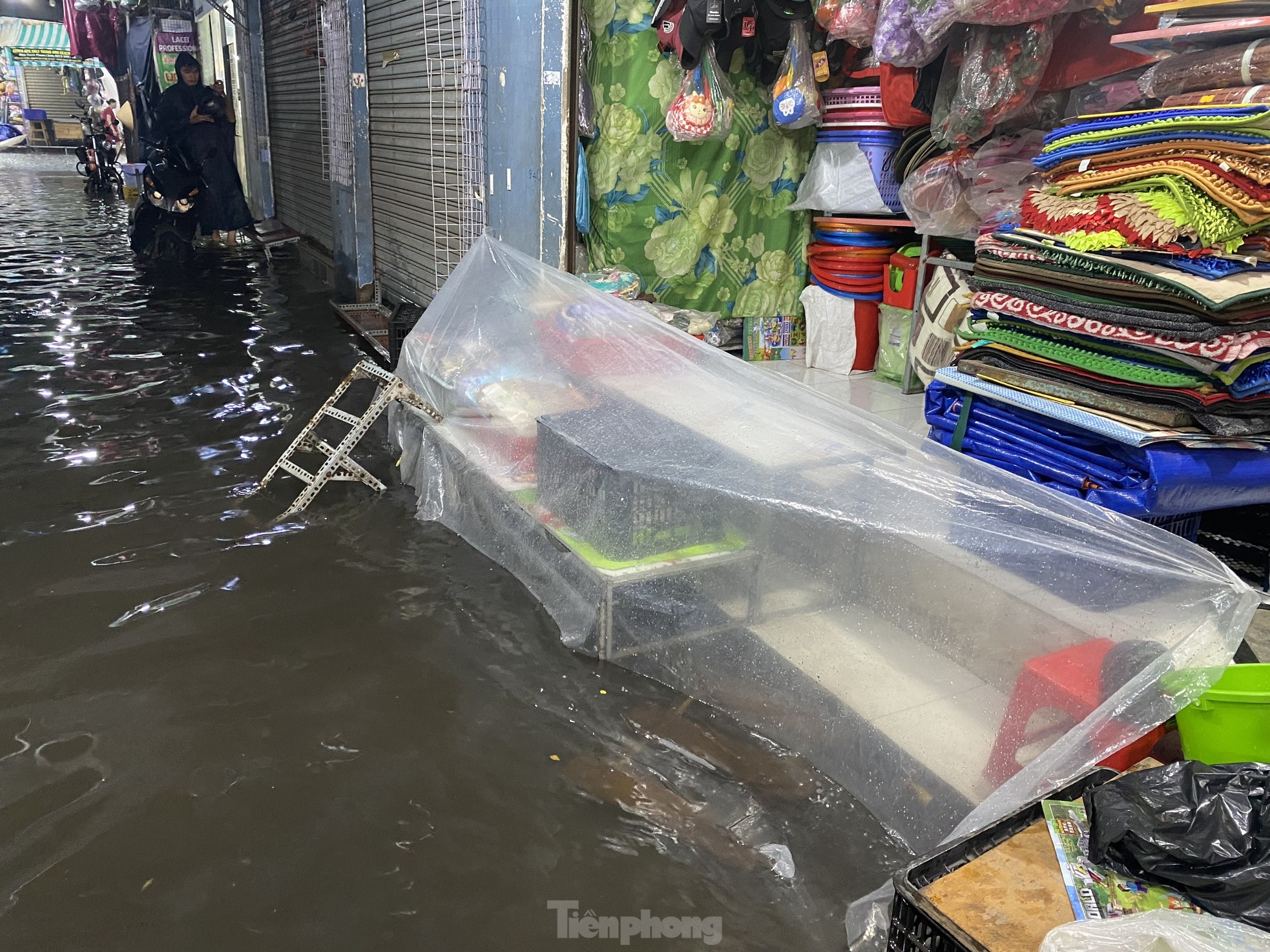 Nước ngập mênh mông ở trụ sở UBND quận, hầm chui sau mưa lớn tại TPHCM - Ảnh 16.