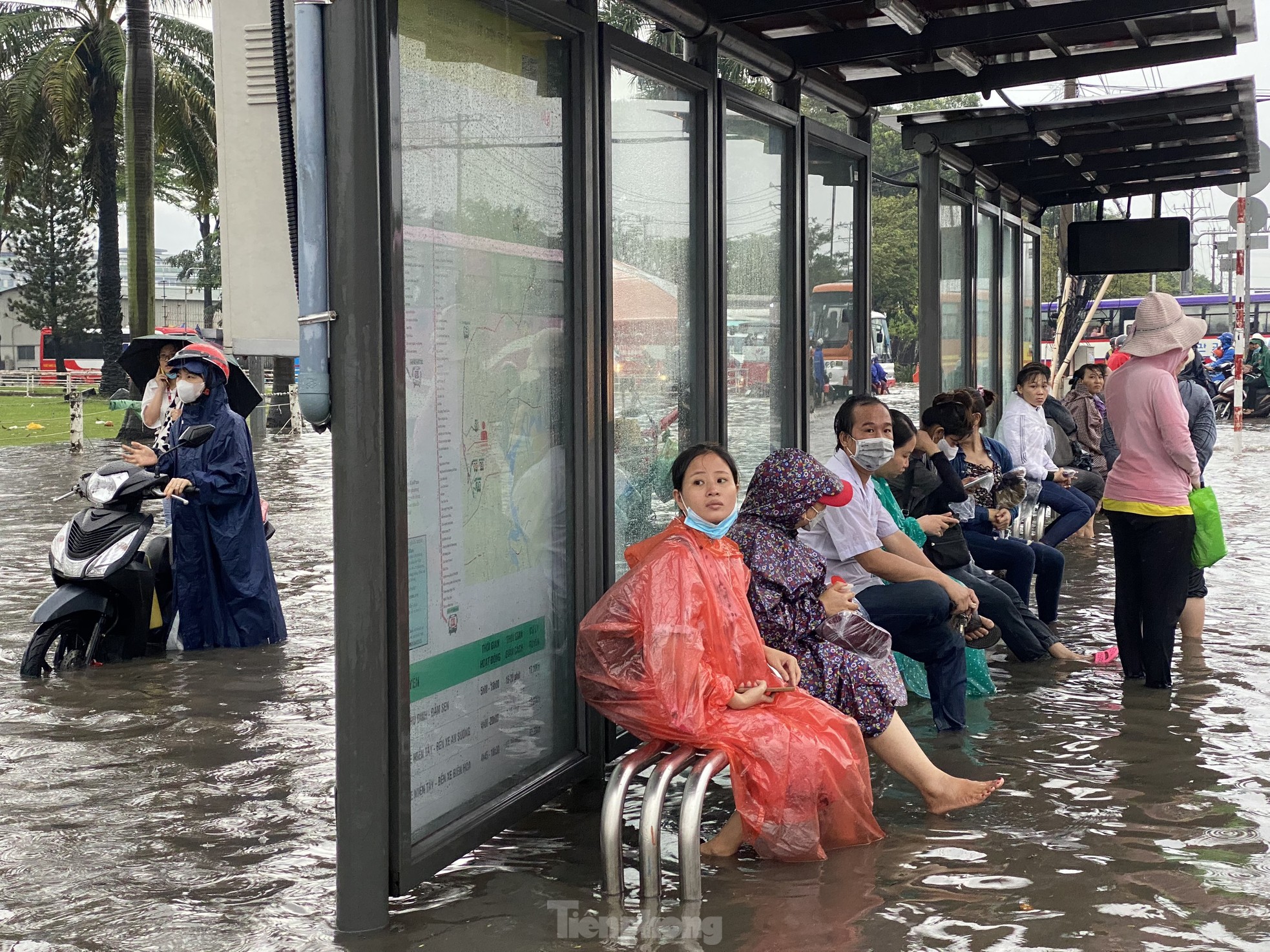 Nước ngập mênh mông ở trụ sở UBND quận, hầm chui sau mưa lớn tại TPHCM - Ảnh 13.