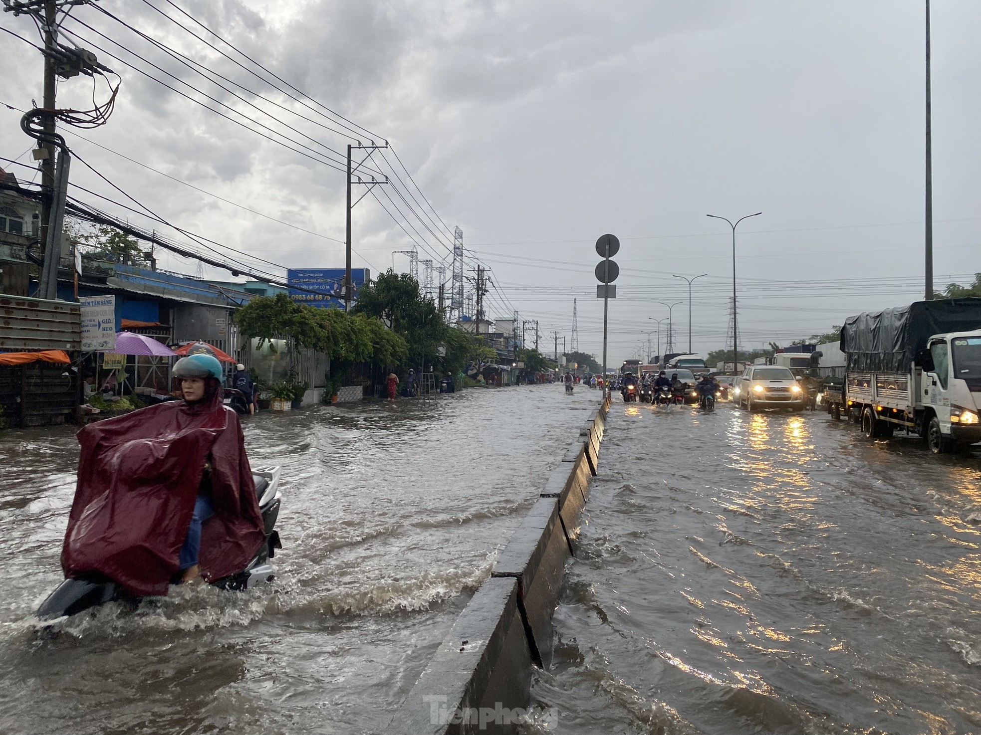 Nước ngập mênh mông ở trụ sở UBND quận, hầm chui sau mưa lớn tại TPHCM - Ảnh 7.