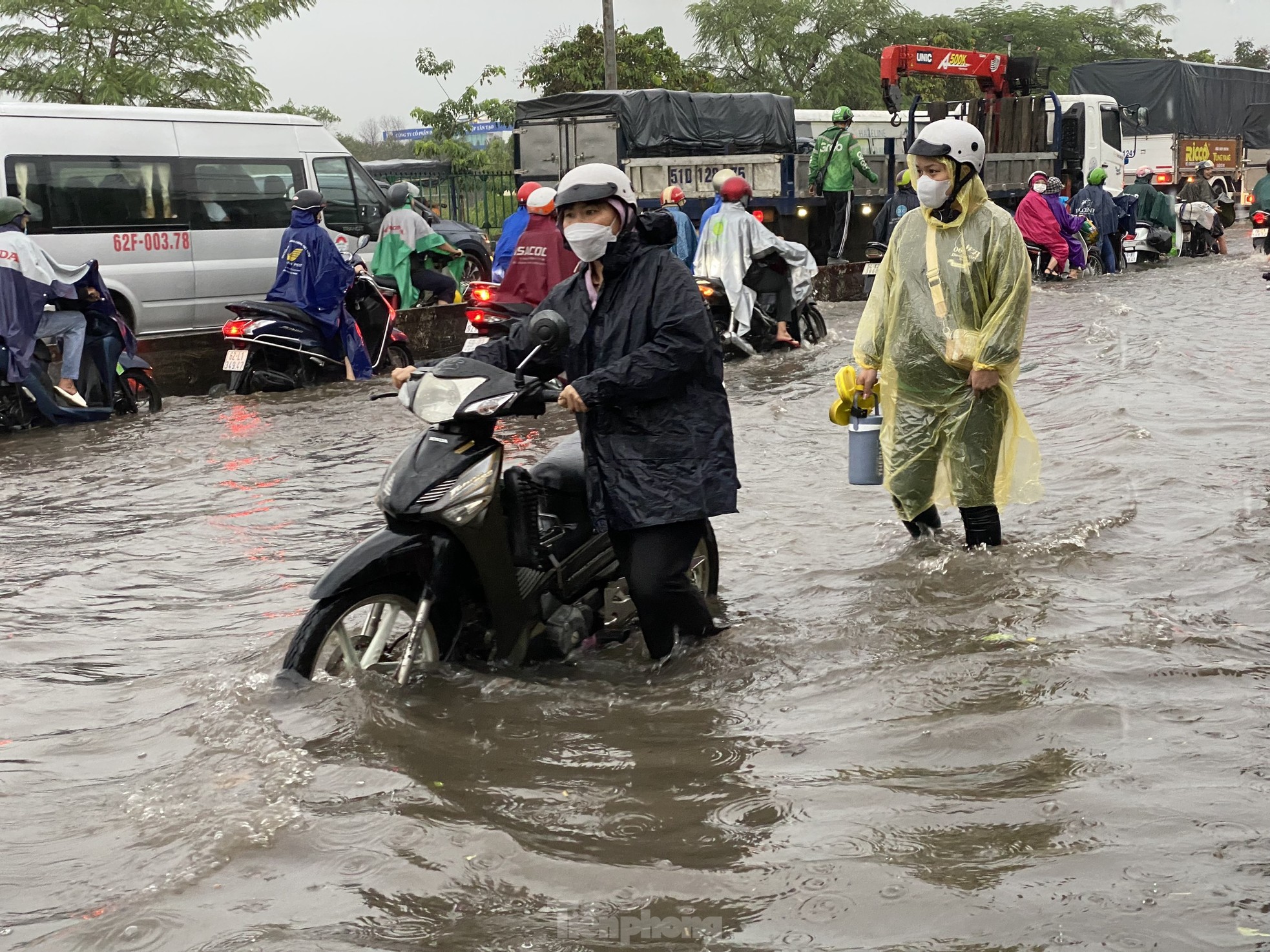 Nước ngập mênh mông ở trụ sở UBND quận, hầm chui sau mưa lớn tại TPHCM - Ảnh 9.