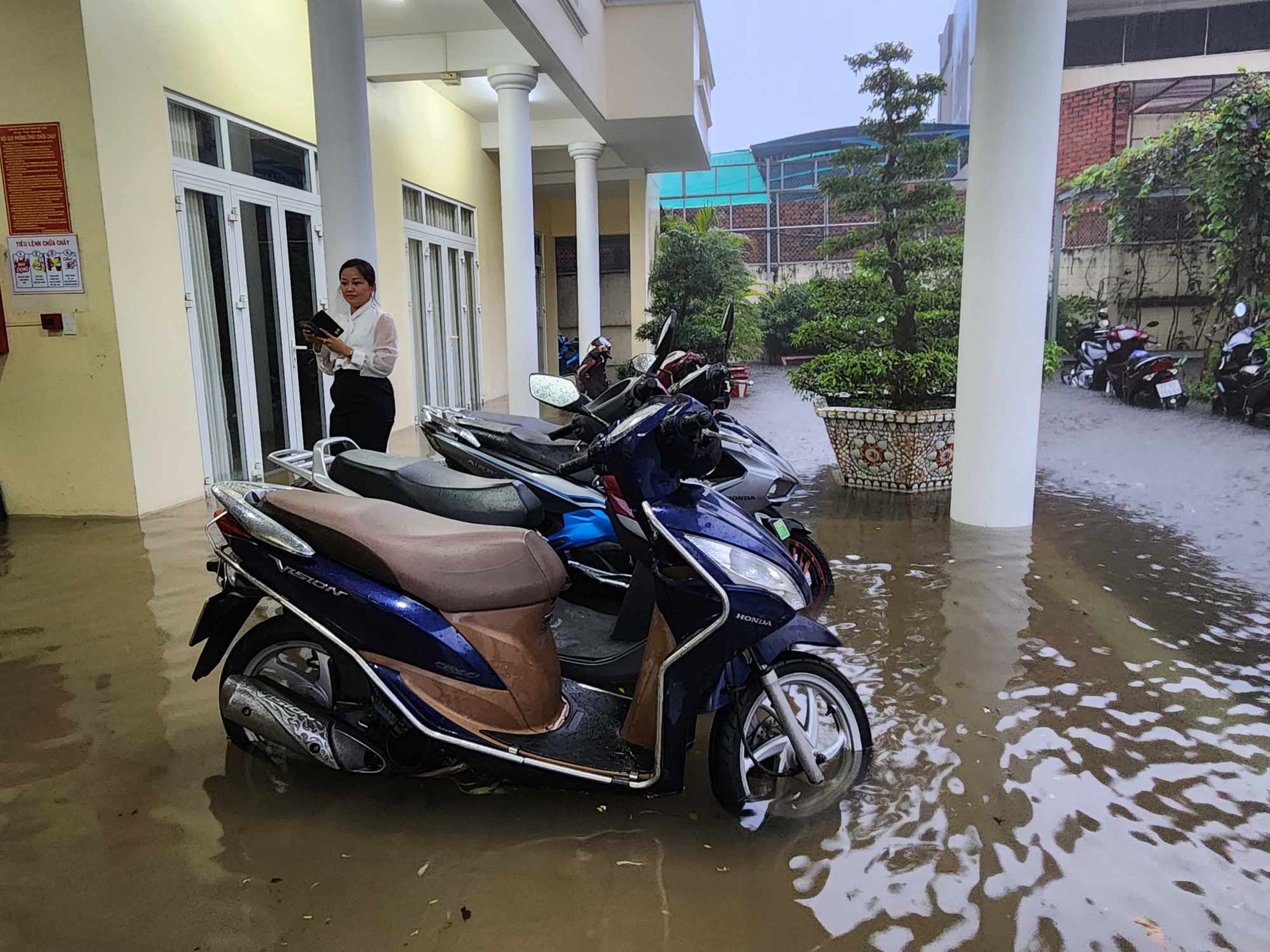Nước ngập mênh mông ở trụ sở UBND quận, hầm chui sau mưa lớn tại TPHCM - Ảnh 3.