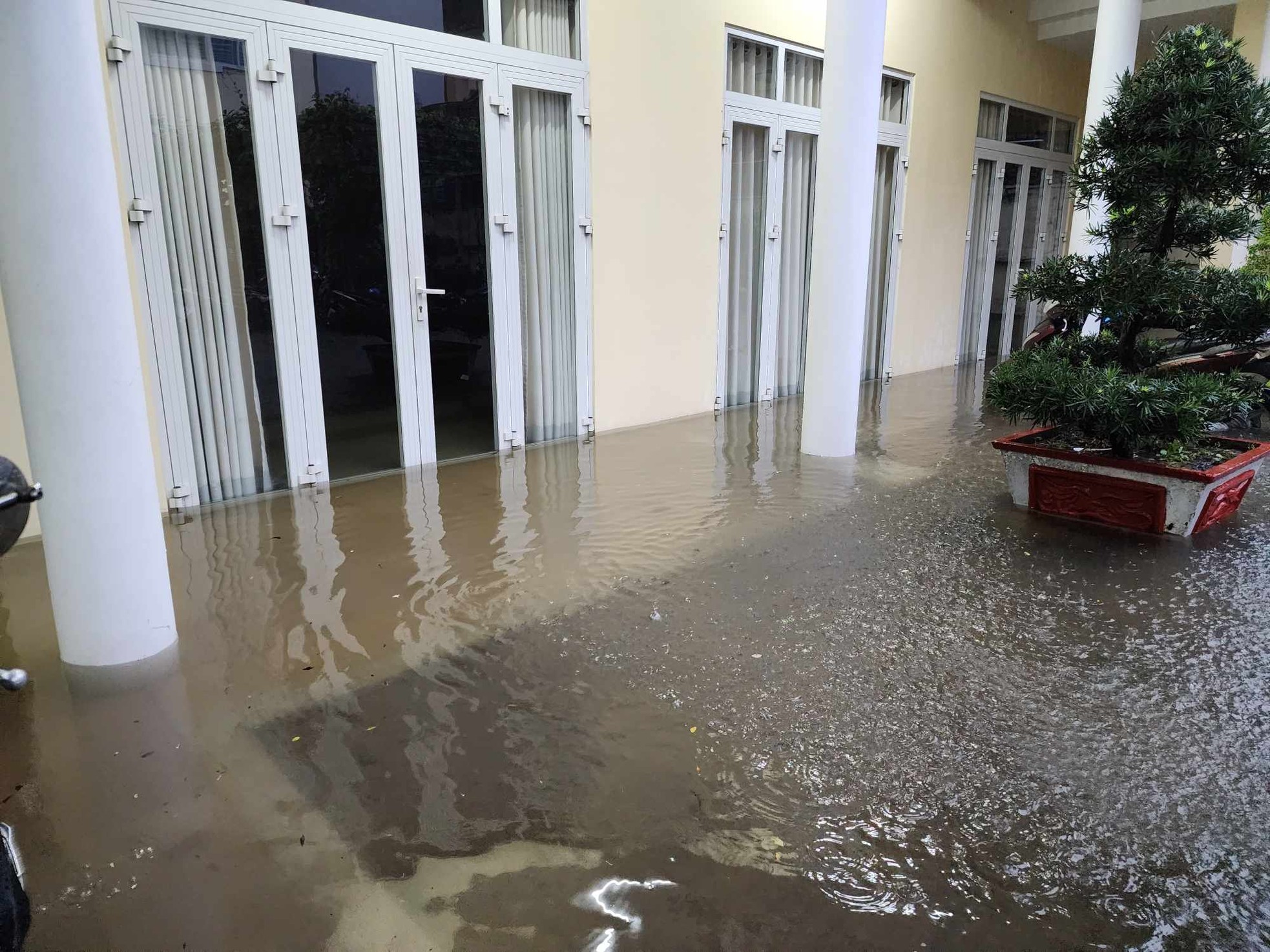 Nước ngập mênh mông ở trụ sở UBND quận, hầm chui sau mưa lớn tại TPHCM - Ảnh 5.